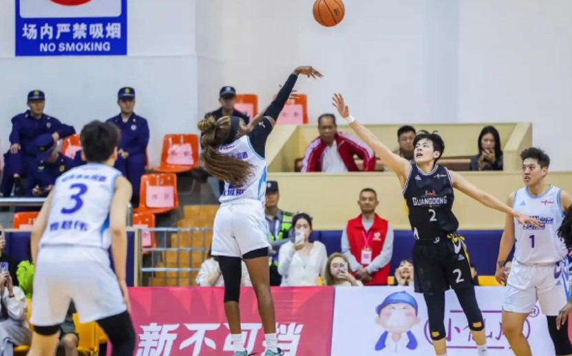 AG体育官方入口-张子宇10分！山东女篮力擒广东，帕克两双数据，终结对手14连胜！